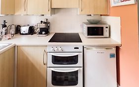 Beautiful Apartment In Guildford With Parking