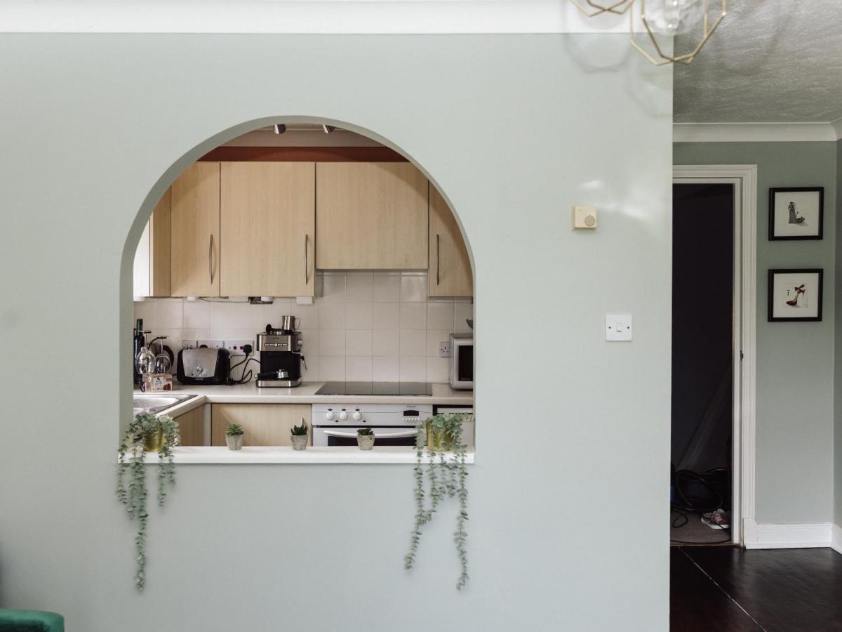 Beautiful Apartment In Guildford With Parking Send Exterior photo